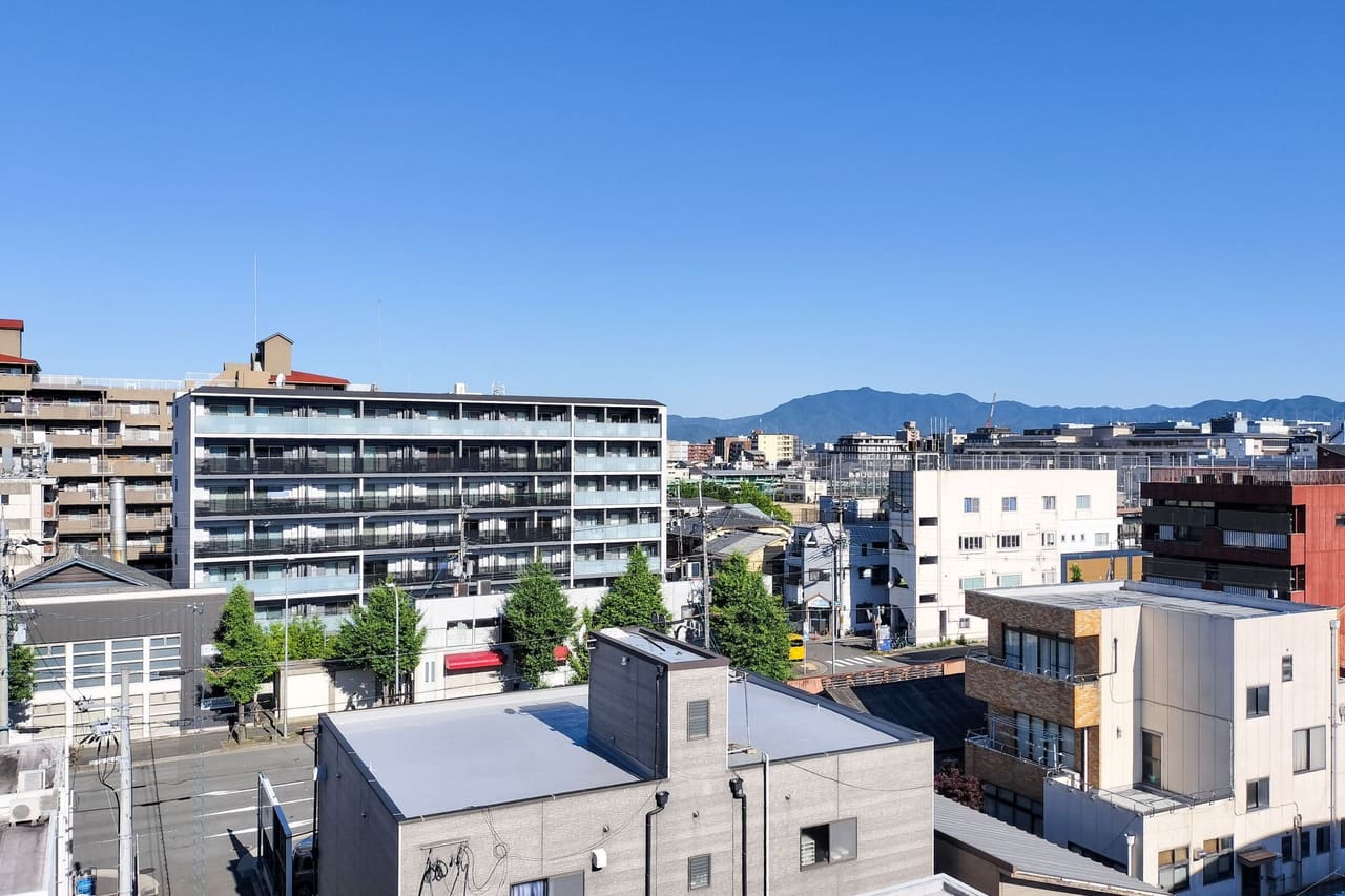 山並みを望む京都市内のマンションと街並み