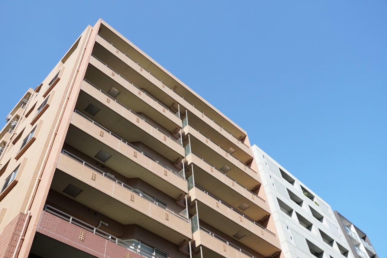 青空を背にしたマンション